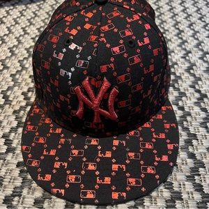 New Era Black MLB New York Yankees Black with small prints Size 8